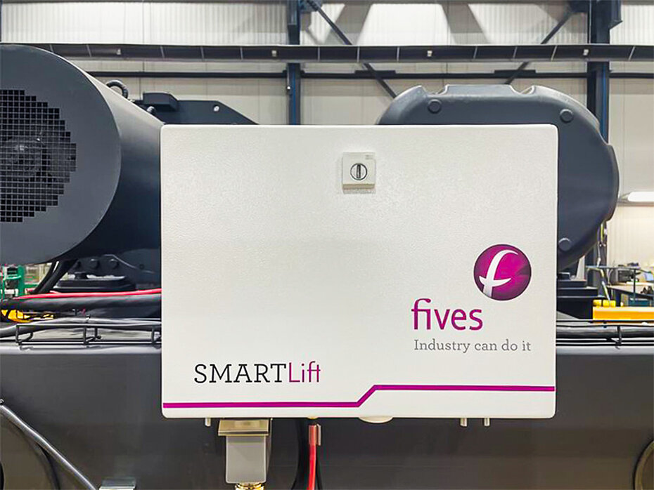 Vue rapprochée du SMARTlift installé sur un système de pont roulant industriel dans une usine de fabrication.